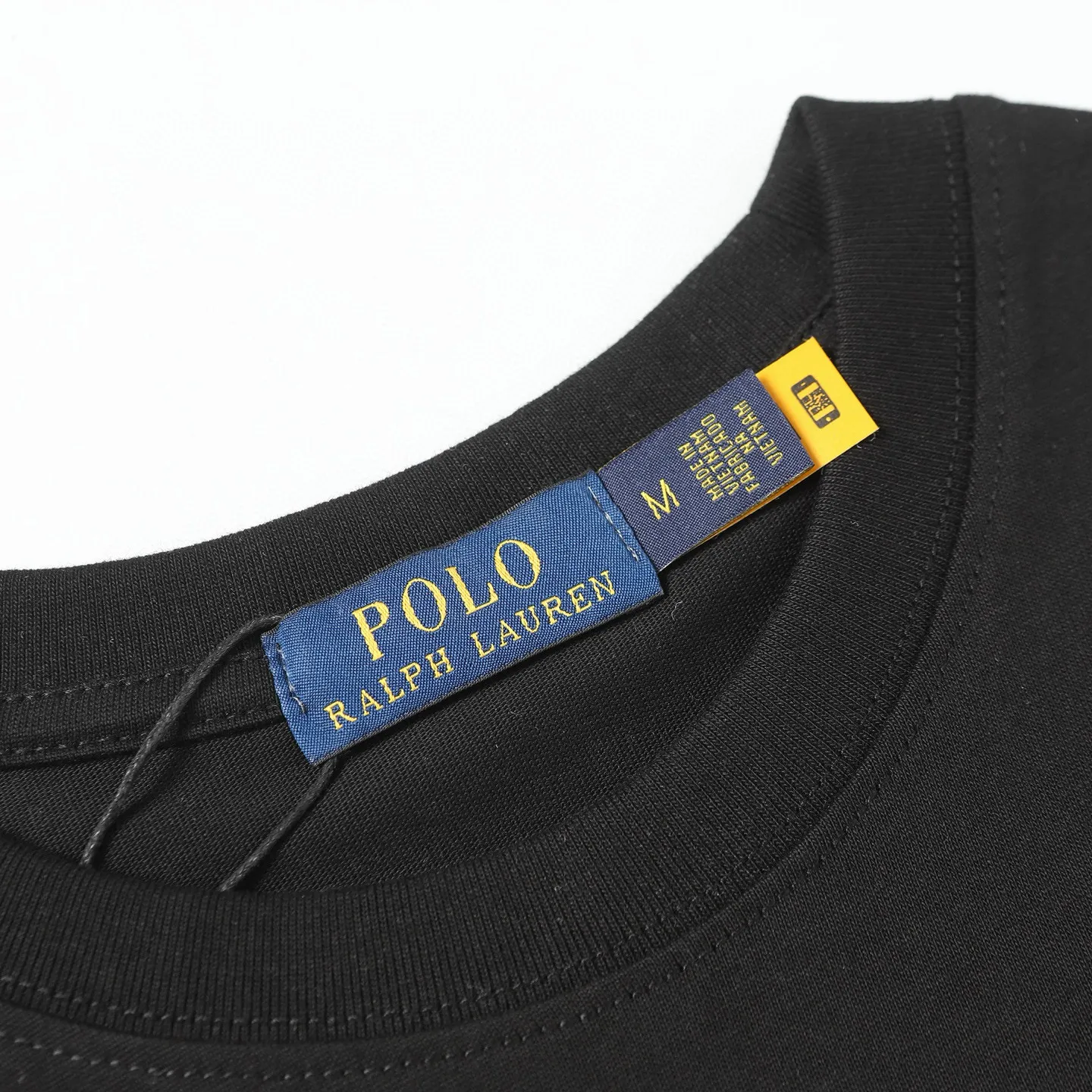 P126 Style number: 505 Ralph Lauren/Ralph Lauren 25ss new summer silicone Polo embossed round neck T-shirt. The main logo on the neck has a QR code mark, which can be scanned for verification. The 3D silicone three-dimensional English letter logo is embossed to distinguish low-quality products on the market. 32 counts, 240g hydrophilic toner, 100% cotton fabric, comfortable and soft, highly breathable, focusing on high-end cost-effectiveness, needless to say good quality. Available in a variety of colors, both boys and girls can try this genderless style, giving them a yuppie tone in no time. Immerse yourself in your leisurely style, and have your own style in retro. Natural, vivid and very French romantic feelings, perfectly integrating youthful atmosphere and trend. Color: white, black, navy blue, dark green Size: S-xL S Shoulder width 44 Bust 104 Sleeve length 23 Clothing length 72 M Shoulder width 45 Bust 108 Sleeve length 24 Clothing length 74 L Shoulder width 46 Bust 112 Sleeve length 25 Clothing length 76 xL Shoulder width 47 Bust 116 Sleeve length 26 Clothing length 78